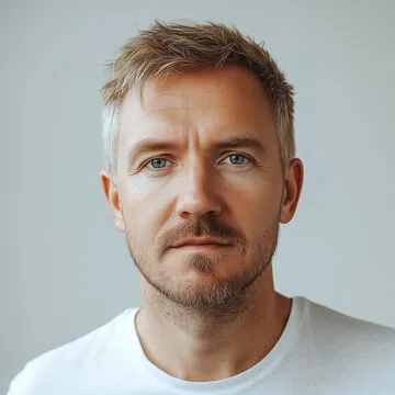 專注查看開獎結果的用戶示意圖